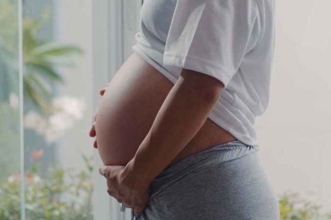 Salário-maternidade: benefício não precisa de intermediários, alerta INSS