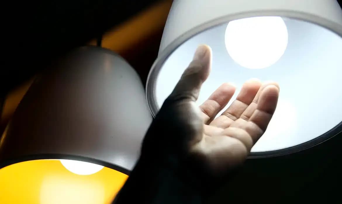 Aneel mantém bandeira verde e conta de luz não terá acréscimo em abril