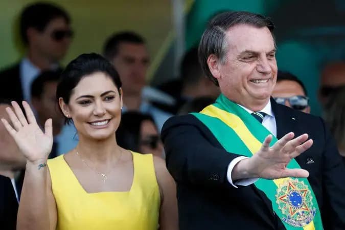 "Galego está há seis dias sem soluços", diz Michelle sobre Bolsonaro