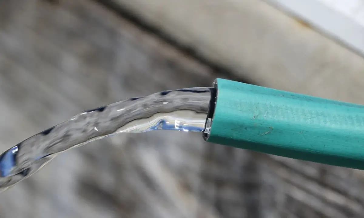 Faltou água na sua casa? Conheça seus direitos e como reclamar