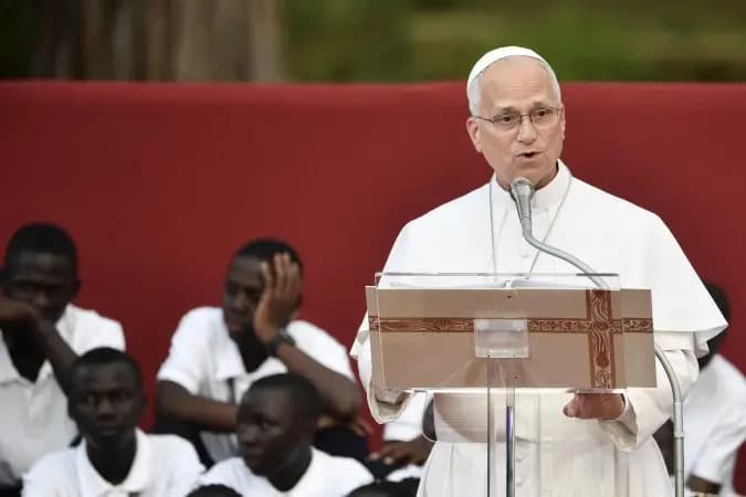 Papa Leão XIV é diagnosticado com câncer e retira parte do pulmão