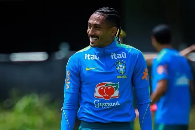 Raphinha é cortado da Seleção após exame apontar edema na coxa direita