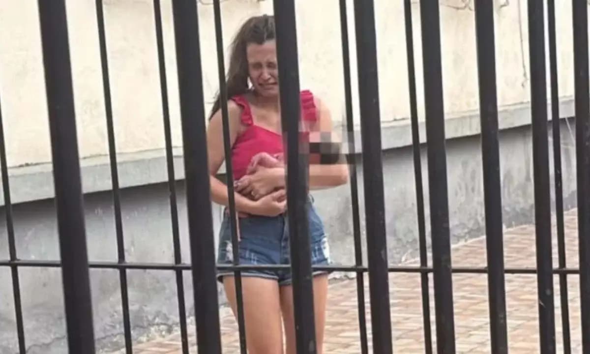 Casal resgata bebê abandonada em saco de lixo; mulher tenta adoção