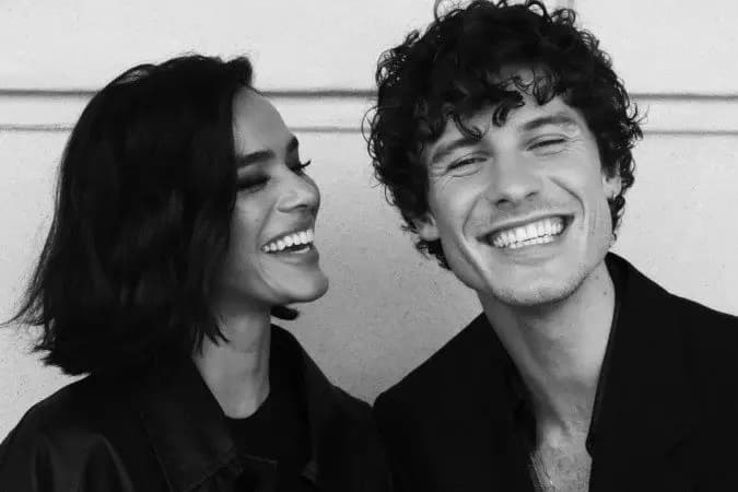 Bruna Marquezine e Shawn Mendes aparecem aos beijos na Itália