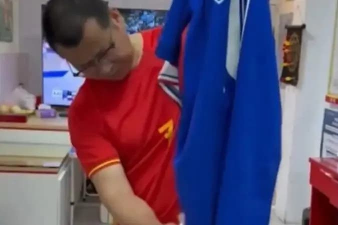Vídeo: torcedores chineses queimam camisas de Mbappé em protesto