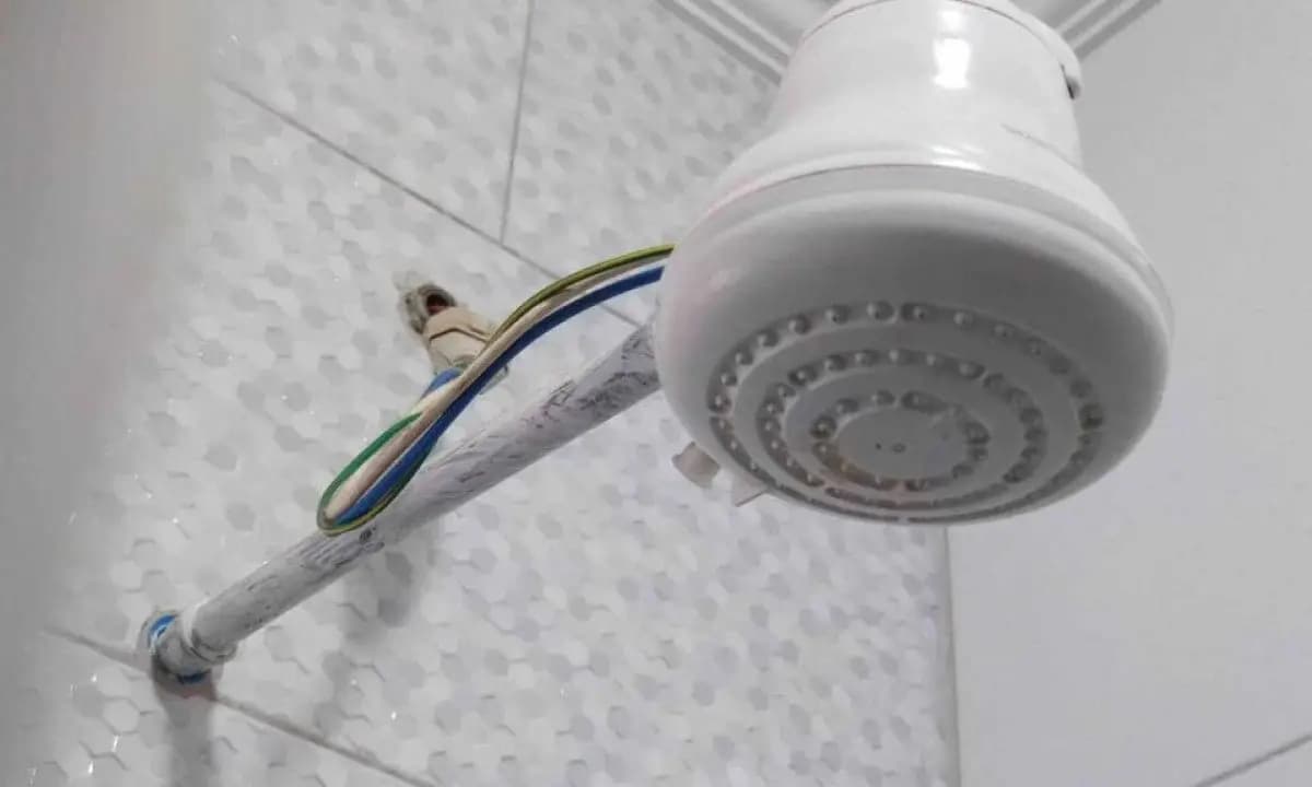 Cinco minutos a mais no banho pesam na conta de luz? Veja cálculo
