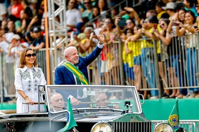 Janja usa vestido de R$ 2,3 mil de marca brasileira no 7 de Setembro