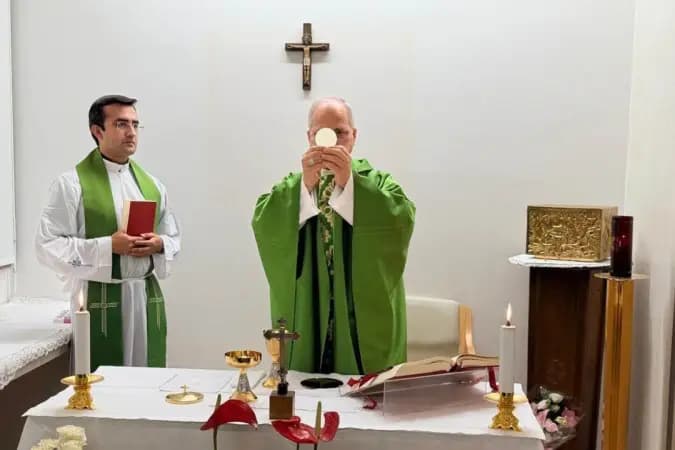 Papa Leão XIV celebra missa em hospital após cirurgia