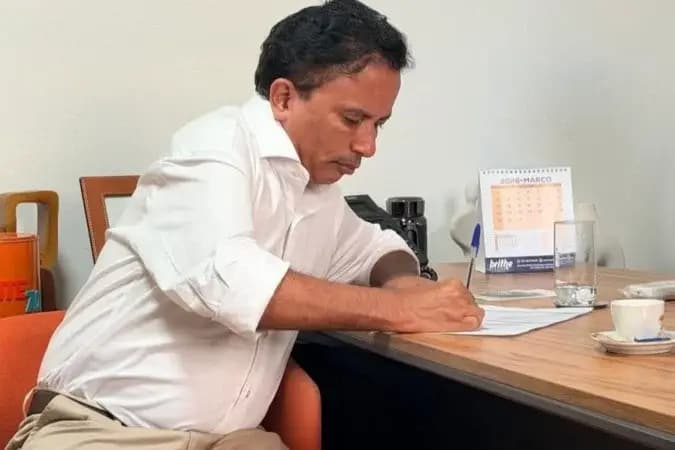 Cantor de "Caneta azul" se filia ao Avante e pretende ser deputado