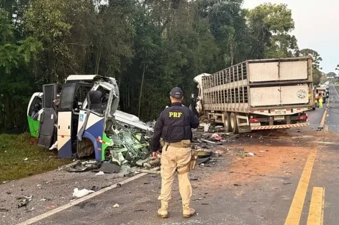 Acidente entre ônibus e carreta deixa mais de 20 mortos no Paraná