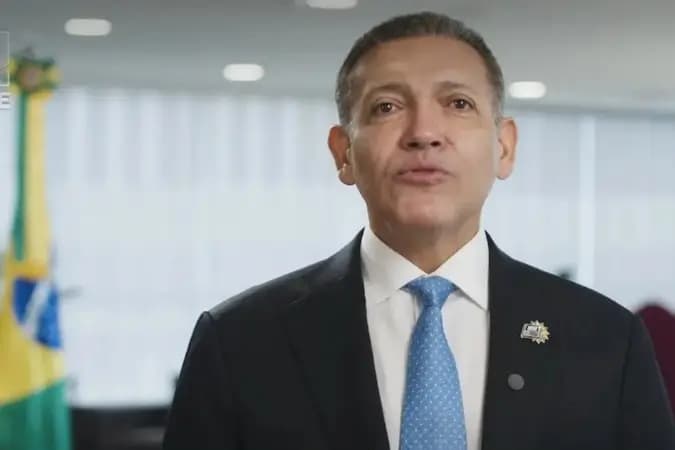 TSE vai presentear estudante que pediu broche utilizado por Kassio Nunes