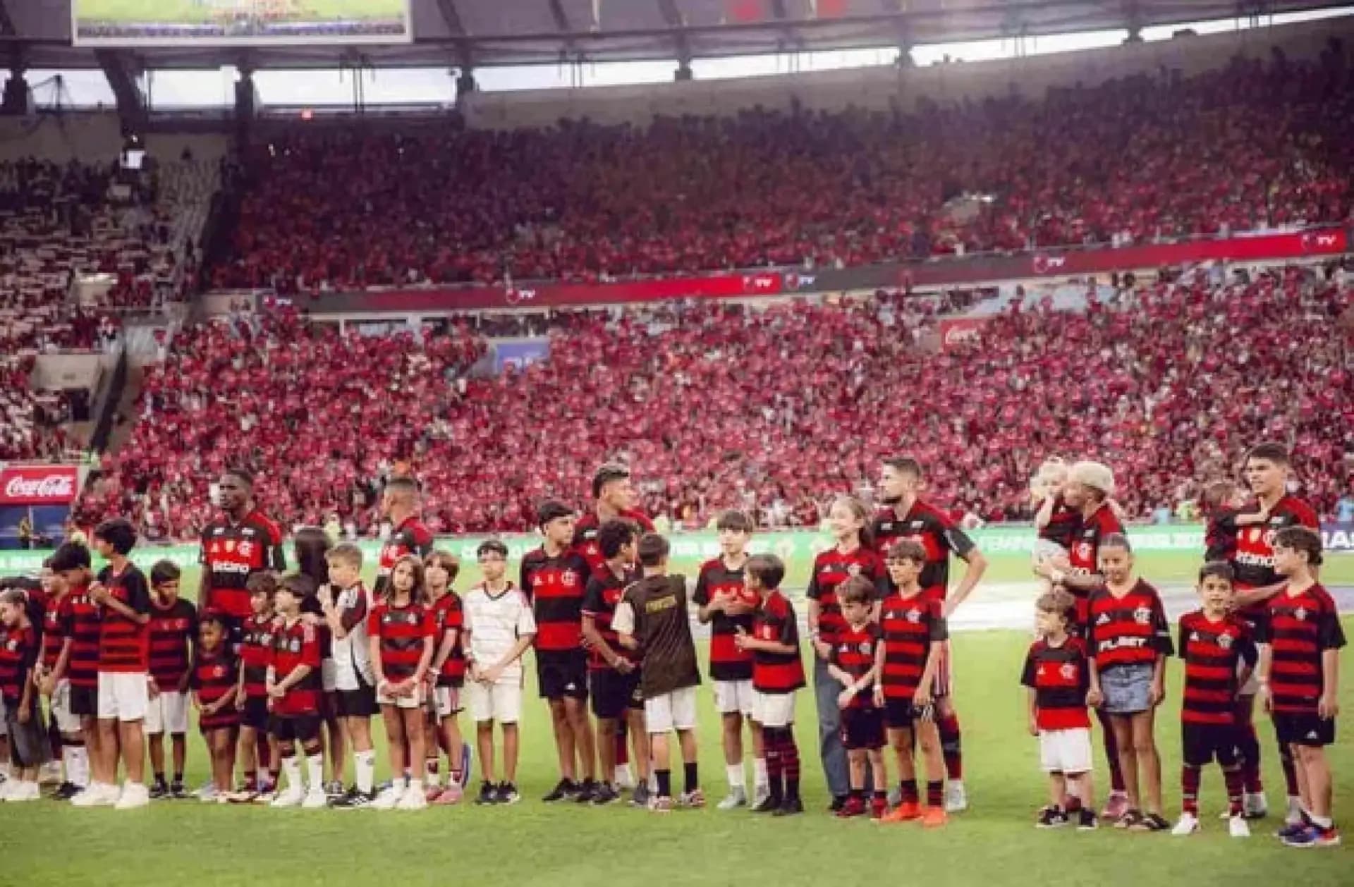Flamengo volta do Peru para iniciar sequência no Maracanã