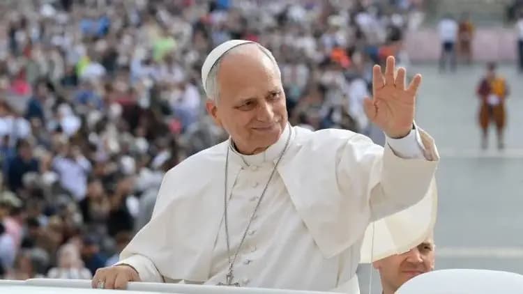 Quem comanda a Igreja enquanto o papa Leão 14 se recupera de cirurgia no pulmão?