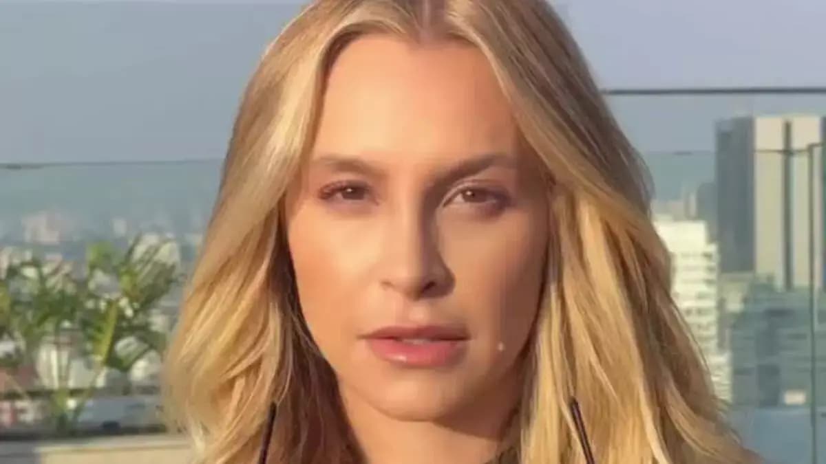 De biquíni, Carla Diaz curte dia de descanso na piscina e exibe bumbum definido