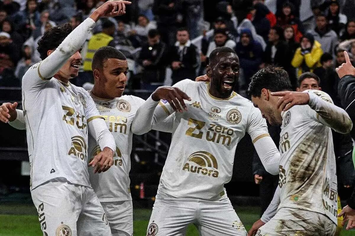 Corinthians peca nas finalizações e toma virada da Chapecoense