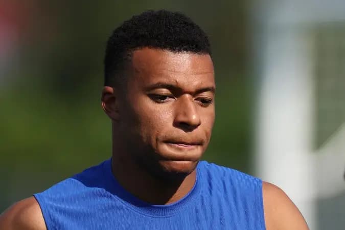 Mbappé sofre hiperextensão do joelho e deve ficar afastado por duas semanas