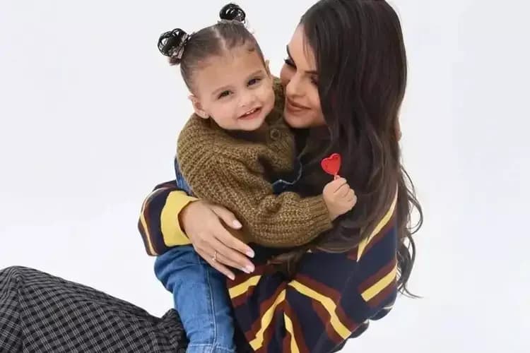 Amanda Kimberlly rebate crítica sobre 'roupas de R$ 50' da filha, Helena