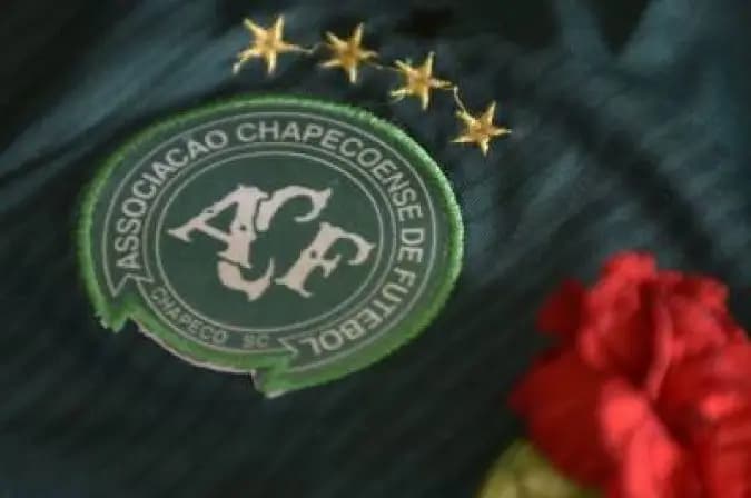 Chapecoense volta à Colômbia e recebe homenagens dez anos após tragédia
