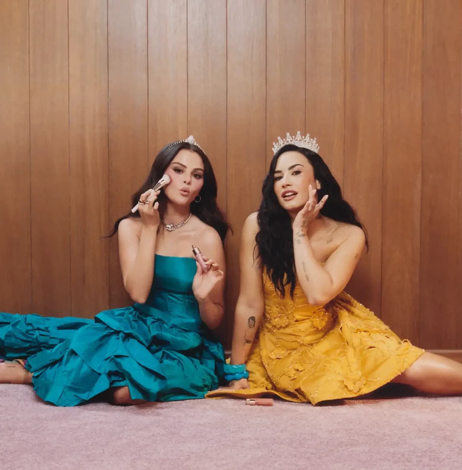 Selena e Demi Lovato recriam vídeo nostálgico em campanha de maquiagem