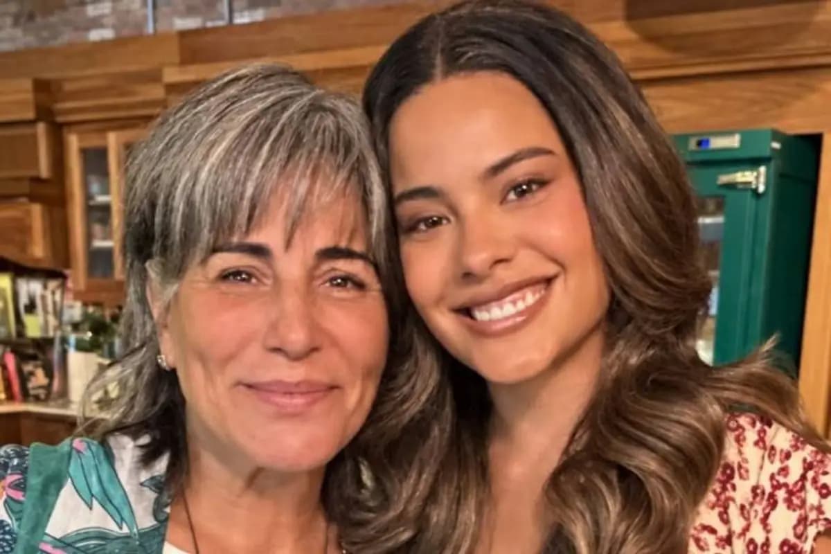 Glória Pires e Bella Campos posam juntas no exterior