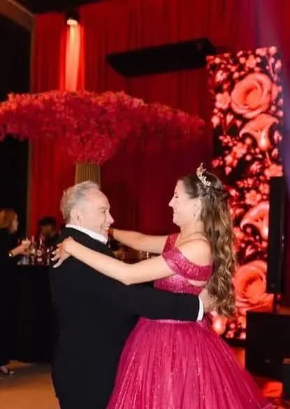 Veterano Stênio Garcia vira príncipe em festa de debutante