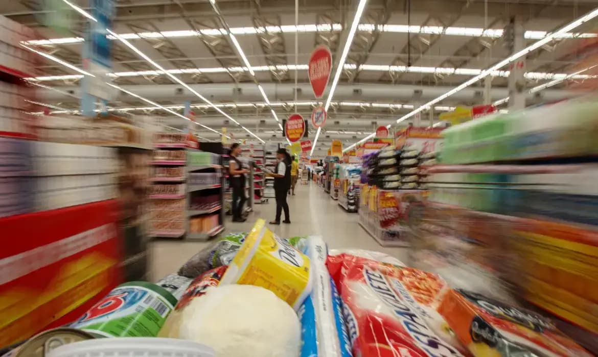 Bolsa Família é reajustado em 15%; medida vale a partir de outubro