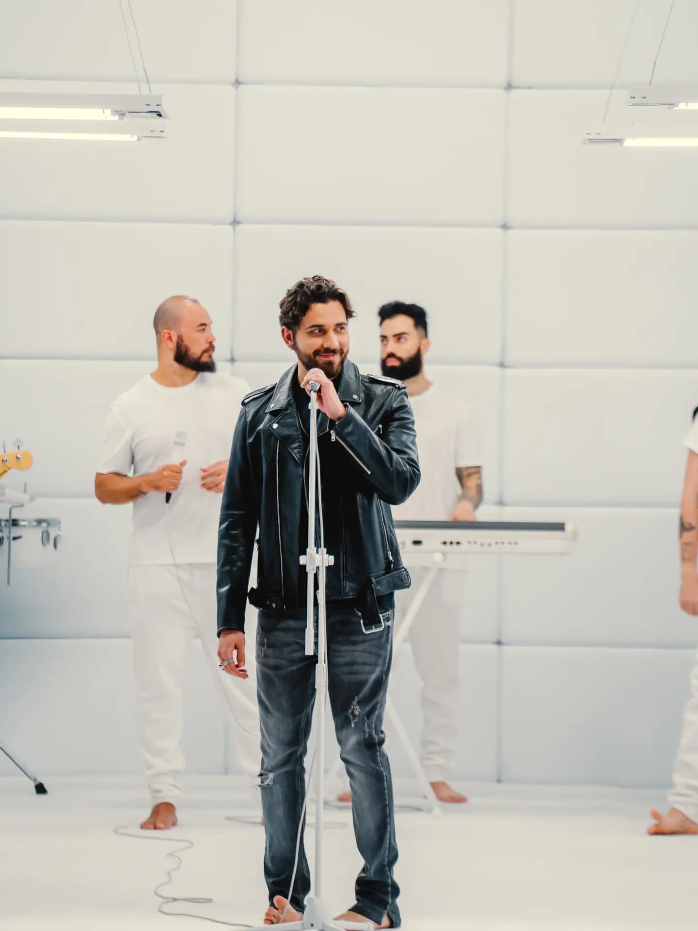 Gustavo Mioto lança projeto conceitual 'Pensamentos Intrusivos'