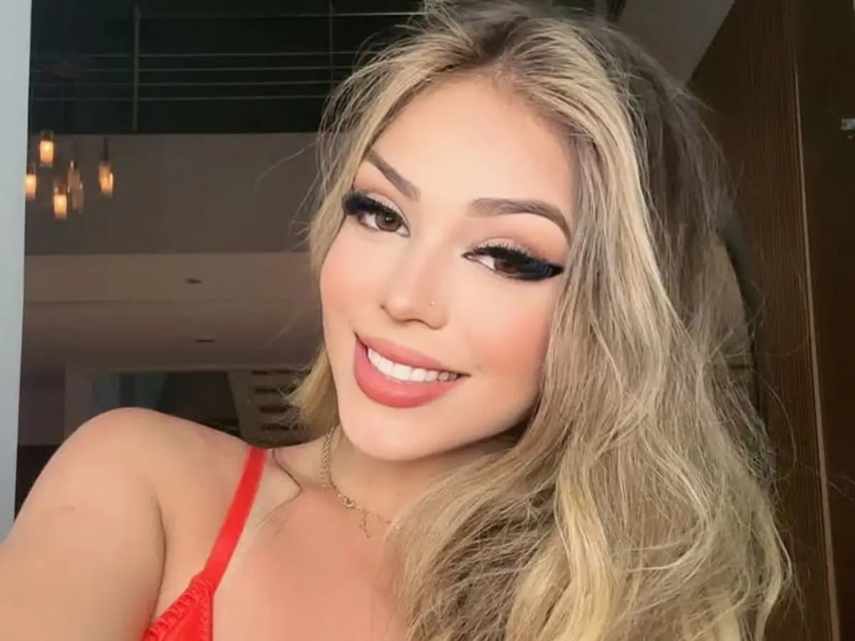 Melody rebola com biquíni de crochê e conquista elogios