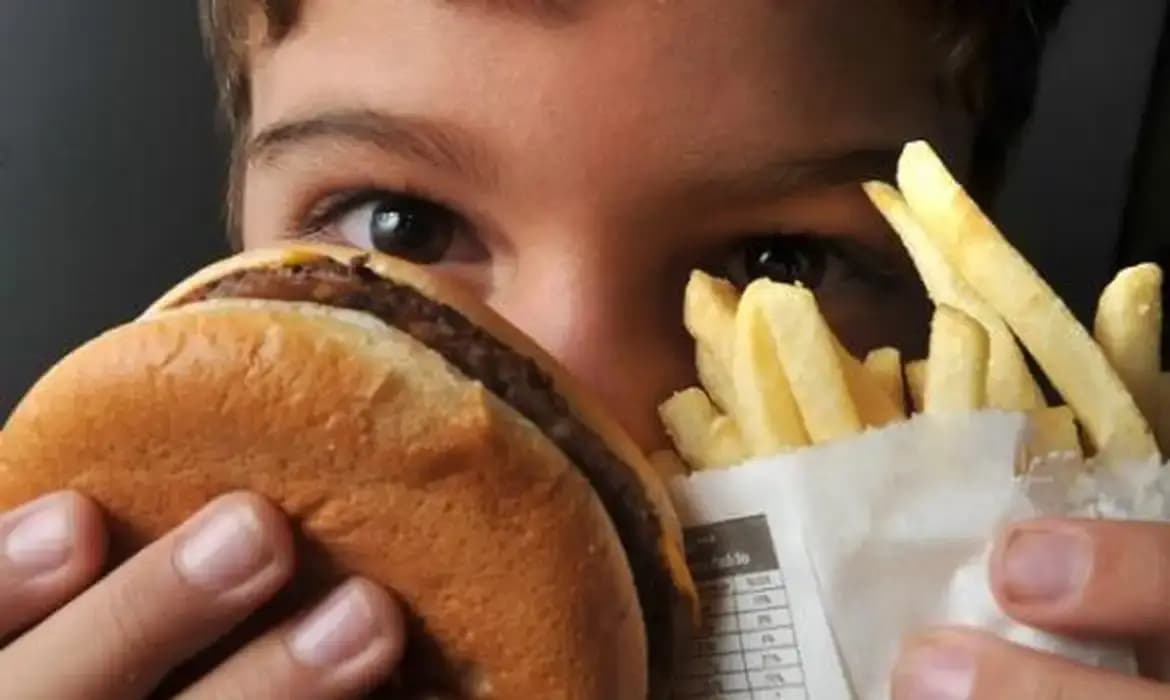 OMS lança guia para enfrentar obesidade em crianças e adolescentes