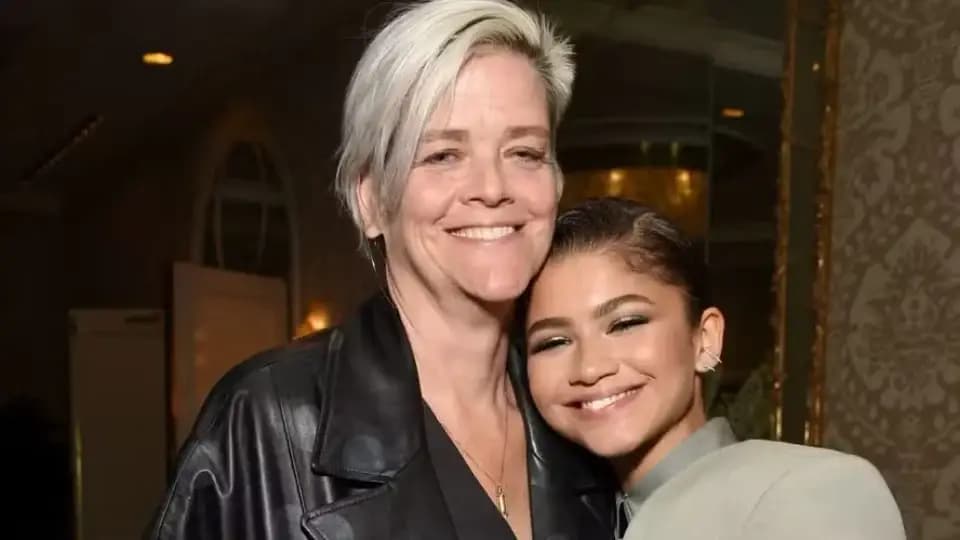Mãe de Zendaya se pronuncia após internautas compararem aparência com a filha
