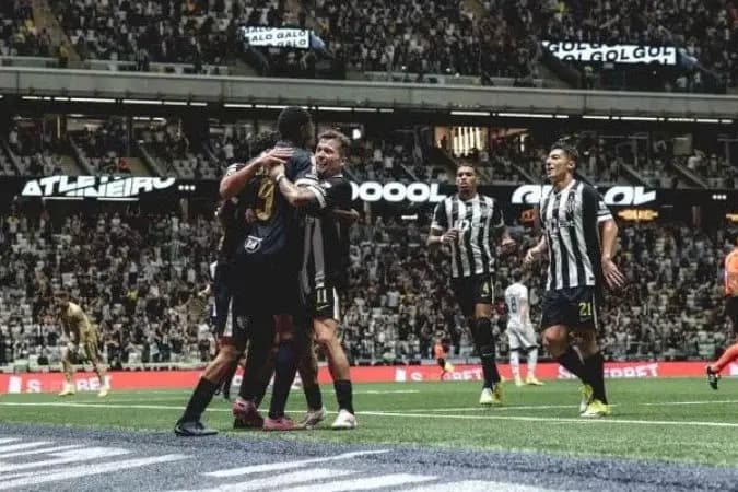 Atlético-MG leva susto, mas vence Ceará e abre vantagem