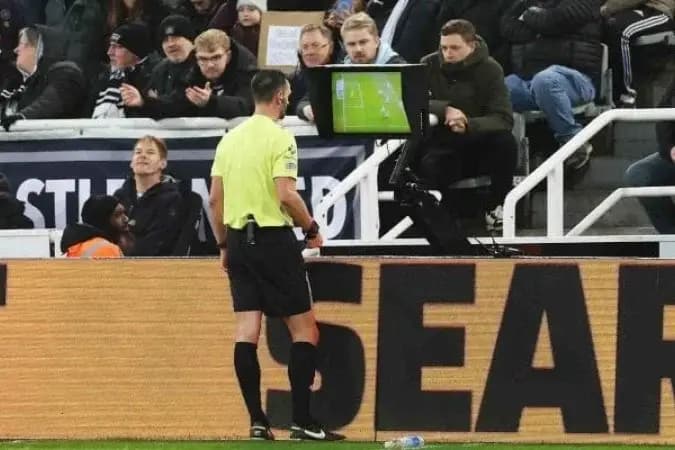 Clubes da Championship rejeitam versão simplificada do VAR