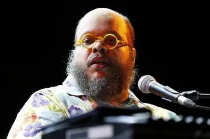 Ed Motta depõe sobre confusão em restaurante no Rio