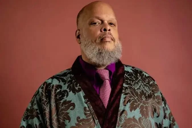 Ed Motta admite excesso após jogar cadeira em restaurante; veja vídeo