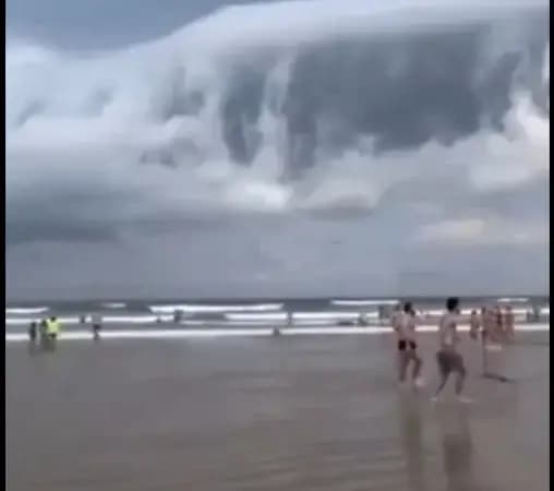 Nuvem do "apocalipse" assusta banhistas no litoral de São Paulo