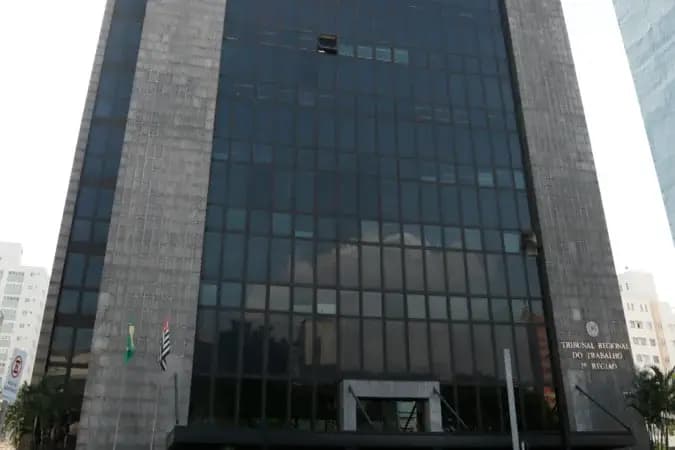 Justiça mantém justa causa de segurança visto em show durante atestado
