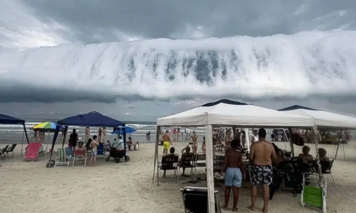 Nuvem em forma de tsunami impressiona banhistas no litoral paulista