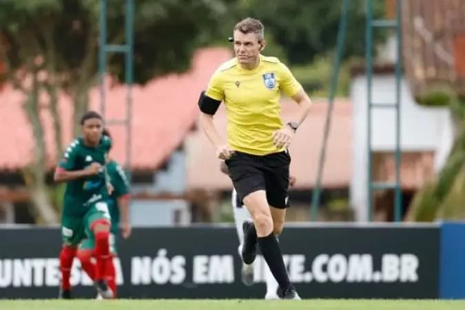 De olho em 2027, CBF inicia testes com câmeras corporais para árbitros