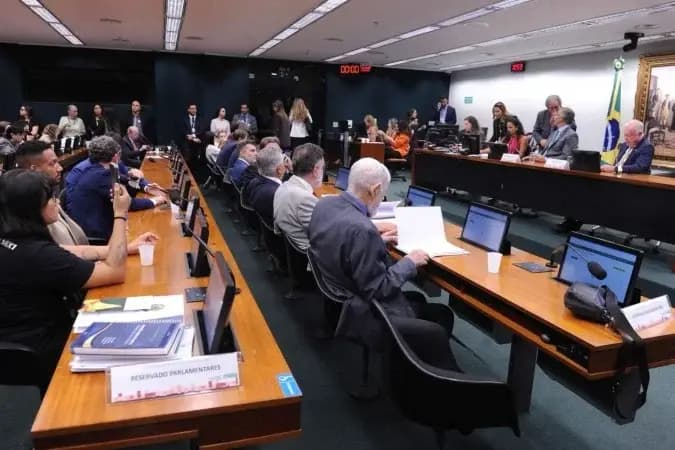 Vista coletiva trava análise da PEC que acaba com escala 6x1 na CCJ