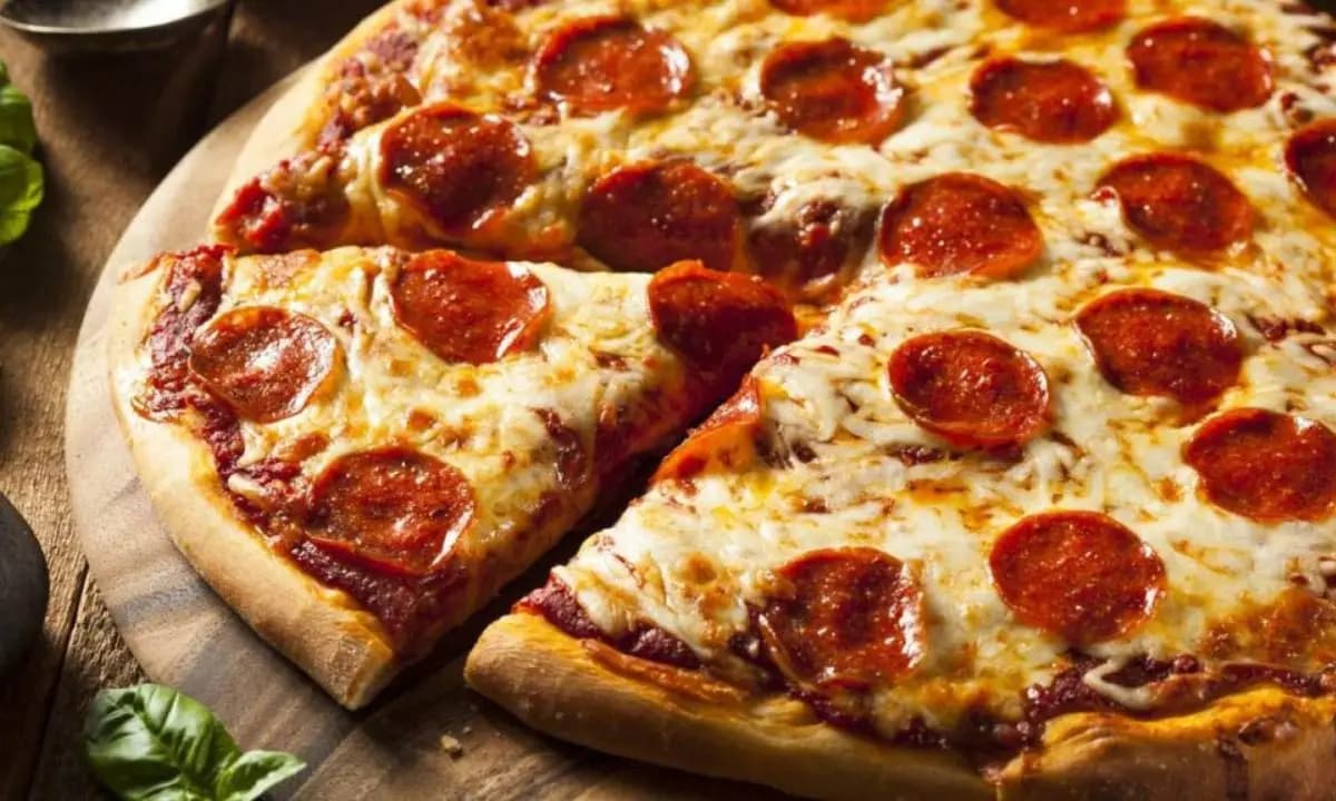 Pizzaiolo deixa pizza queimar, briga com funcionários e causa confusão