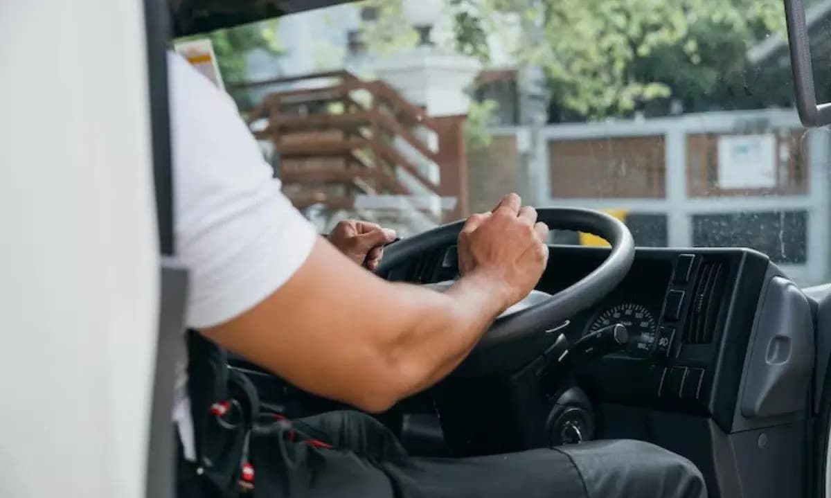Caminhoneiro demitido após marcar bariátrica será indenizado em MG