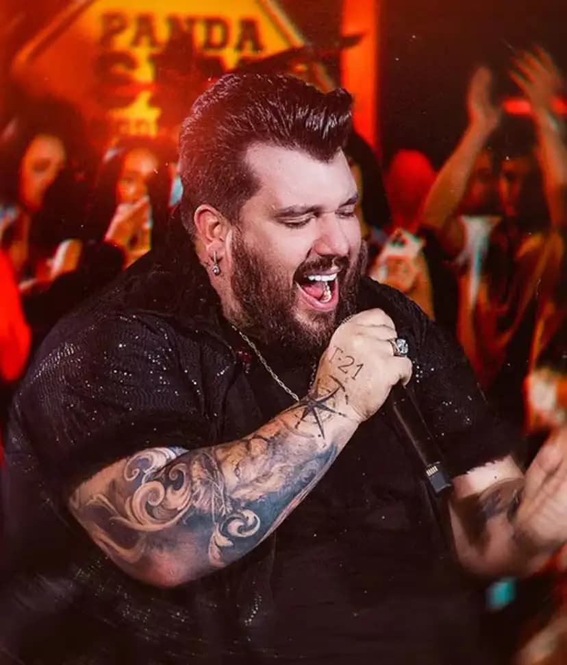Cantor Panda realiza sonho de menino vítima de bullying durante show