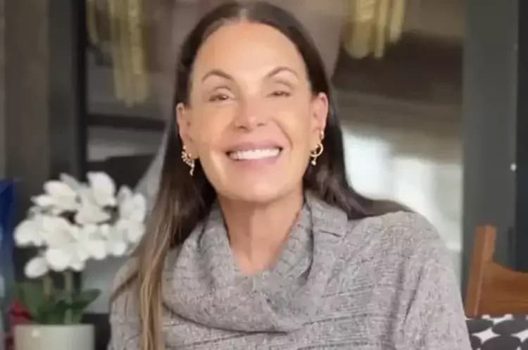 Carolina Ferraz testa maquiagem e resultado muda completamente com a luz