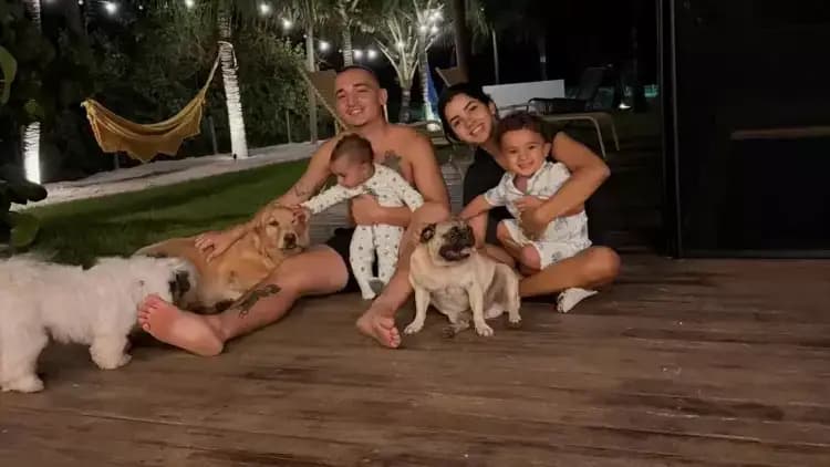 Ary Mirelle enfrenta desafio ao viajar sem os filhos pela primeira vez
