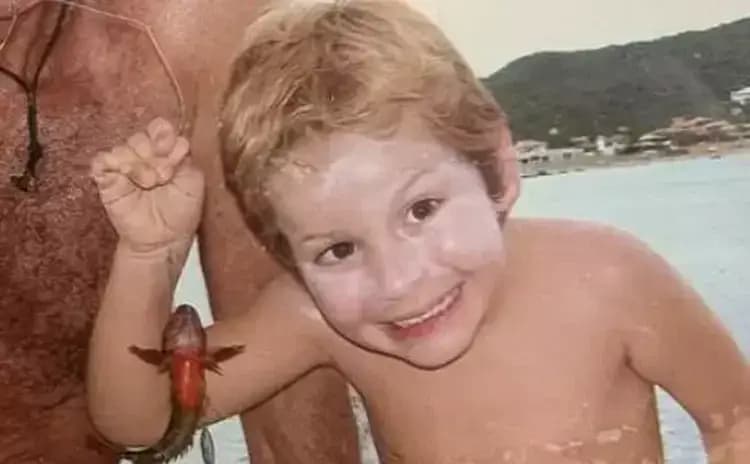 Bebê da foto cresceu, tem 20 anos e é filho de casal famoso de atores