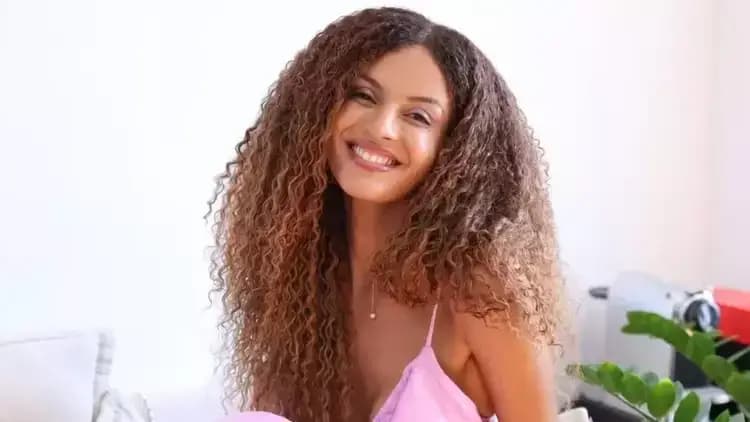 Gabriela Loran, a Viviane de 'Três Graças', posa de biquíni cavado na praia