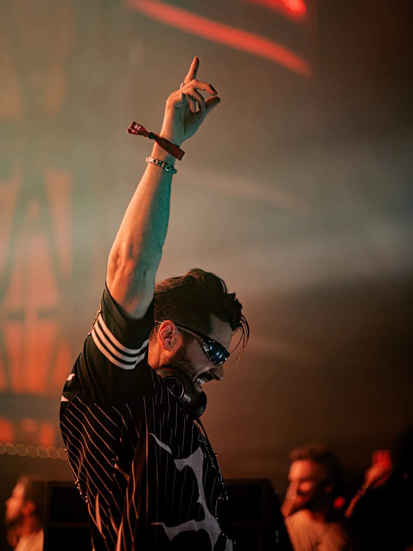 Alok homenageia Zezé di Camargo com remix de hit viral