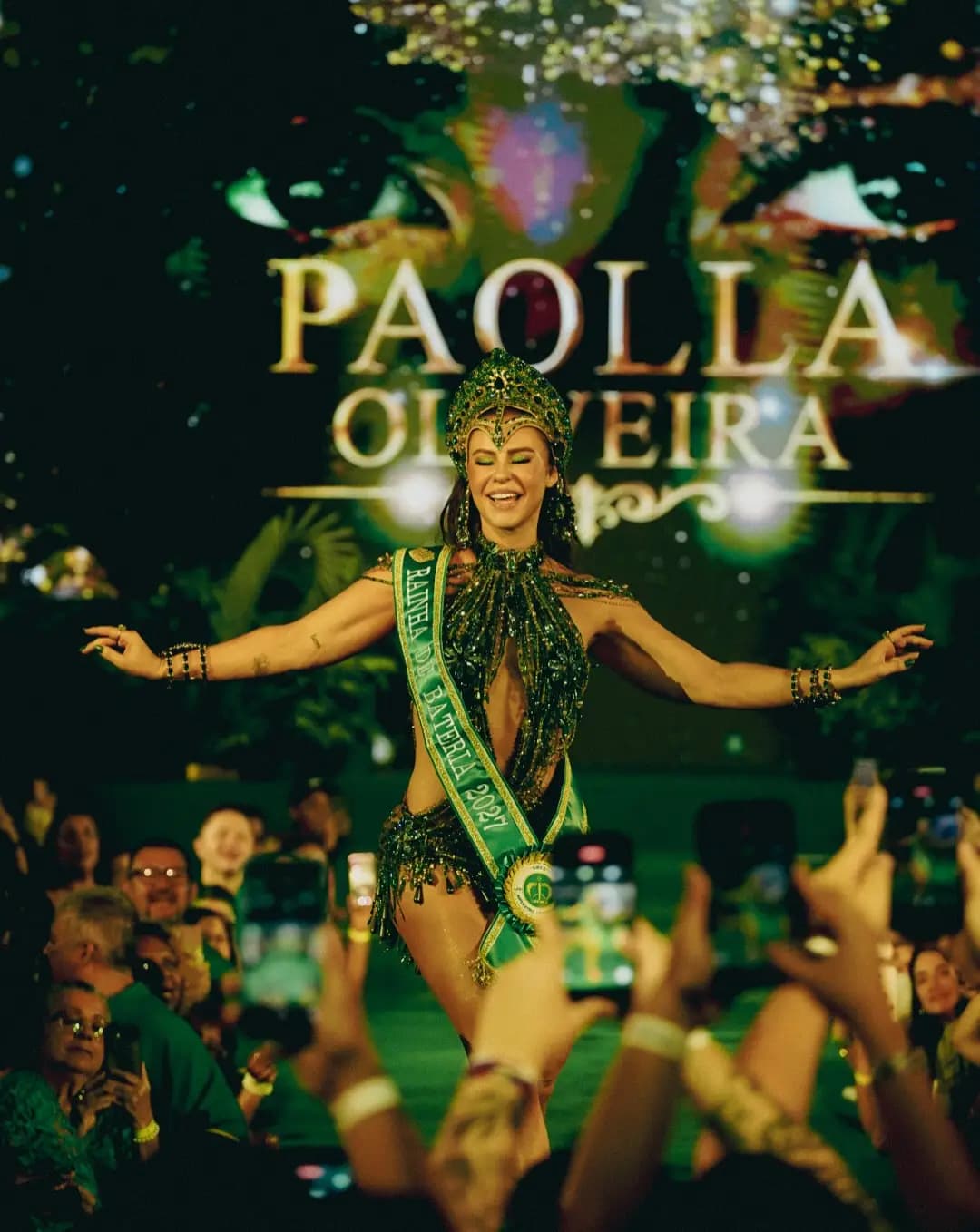 Iza coroa Paolla Oliveira como rainha da Imperatriz