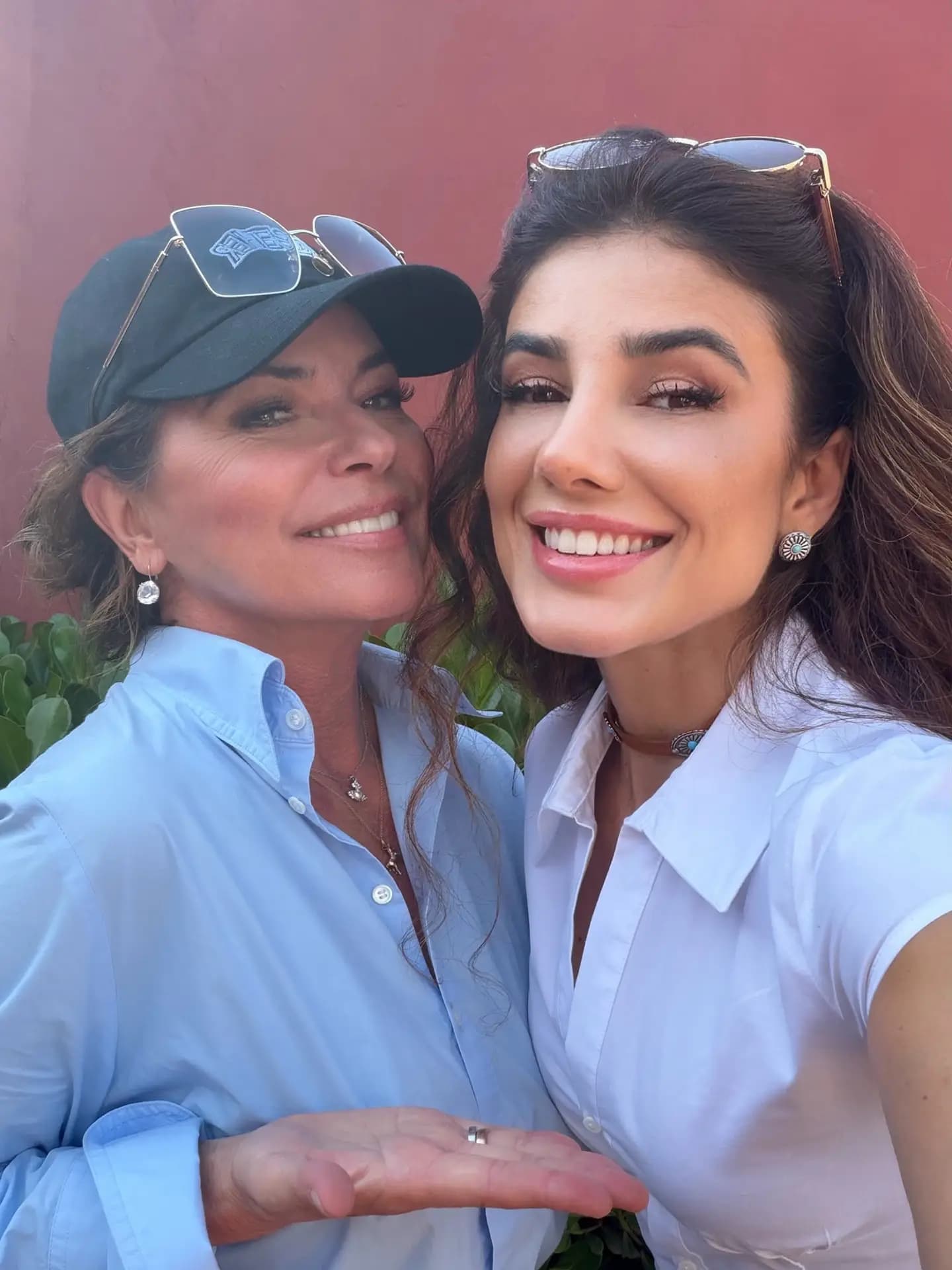 Paula Fernandes e Shania Twain se reencontram no Brasil